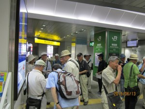 駿台ＥＳＳウオーキングとの合同歩こうかい　続々と集合